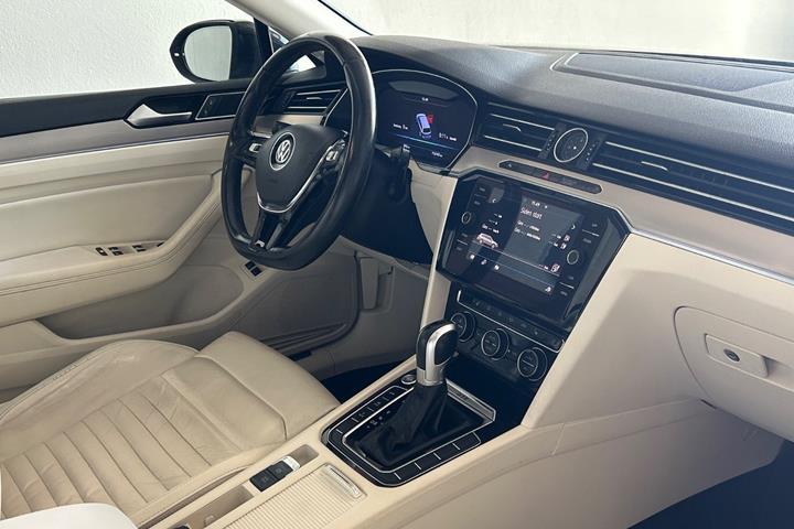 Blå VW Passat fra 2018