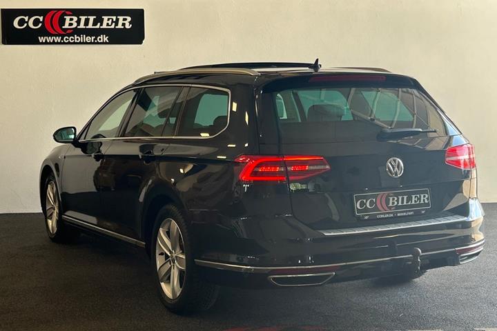 Blå VW Passat fra 2018