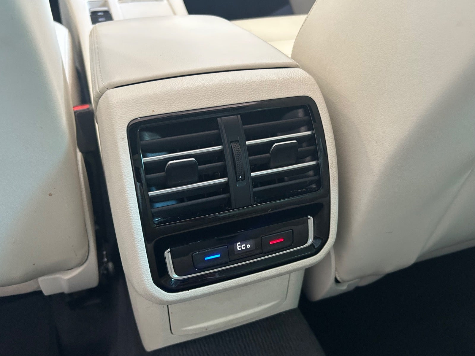 Blå VW Passat fra 2018