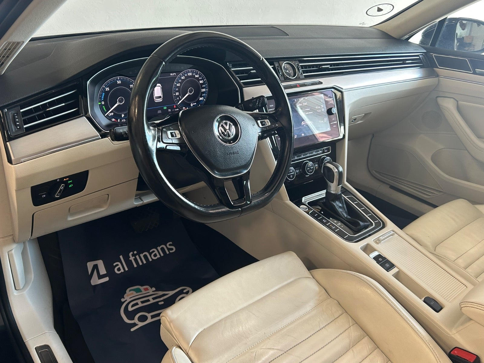 Blå VW Passat fra 2018