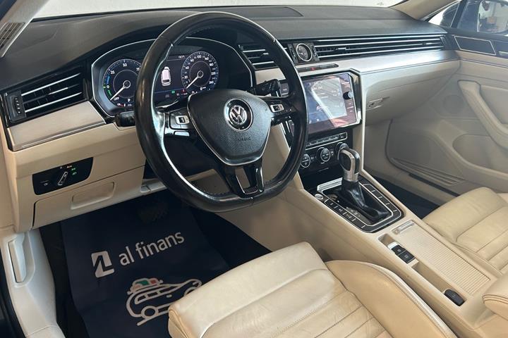 Blå VW Passat fra 2018
