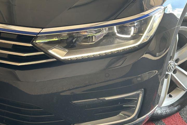 Blå VW Passat fra 2018