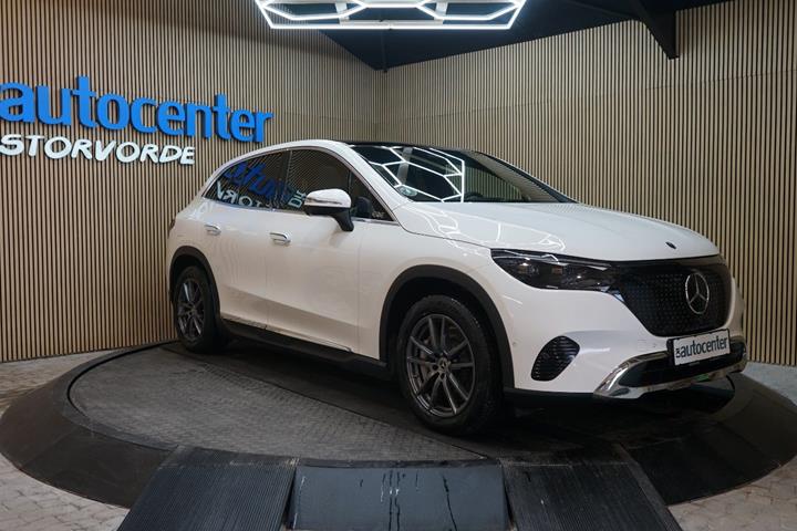 Hvid Mercedes EQE350 SUV fra 2025 set udefra