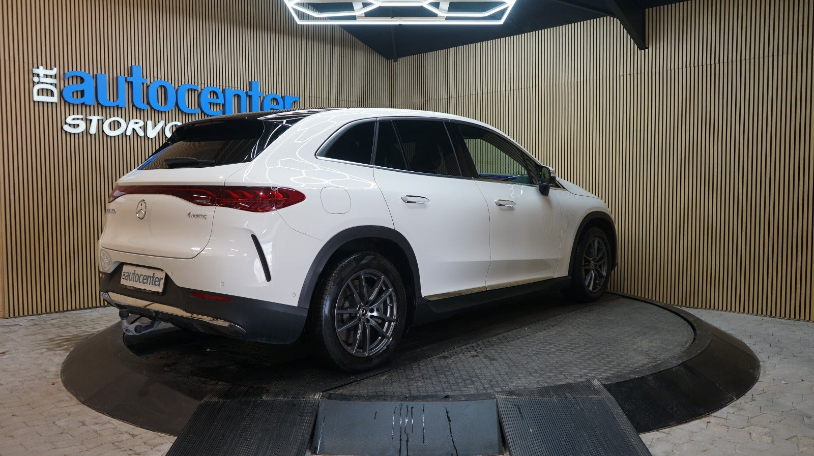 Hvid Mercedes EQE350 SUV fra 2025