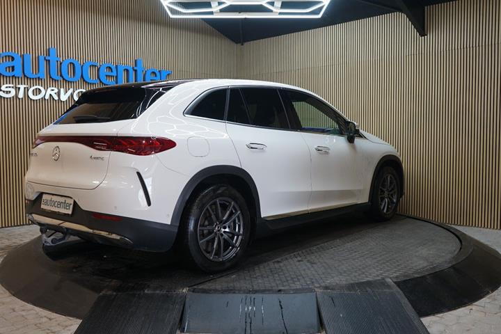 Hvid Mercedes EQE350 SUV fra 2025