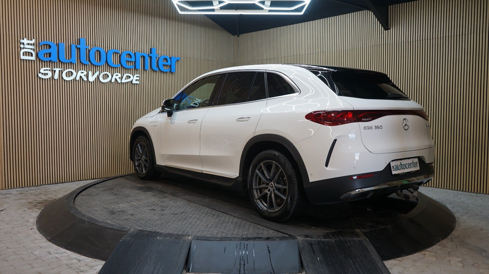 Hvid Mercedes EQE350 SUV fra 2025