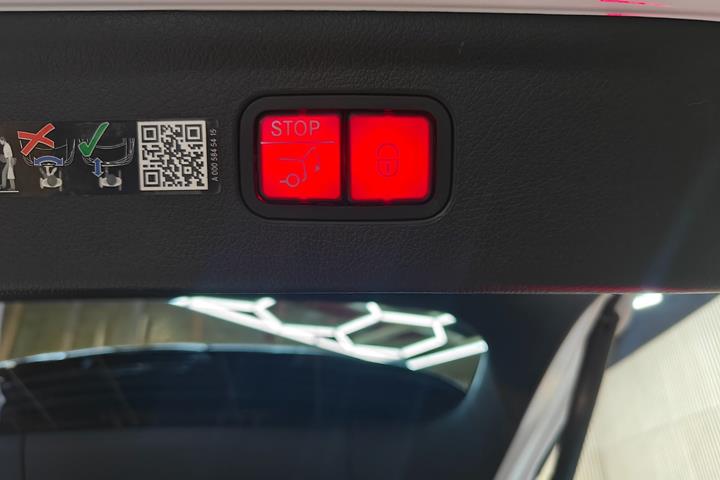 Hvid Mercedes EQE350 SUV fra 2025
