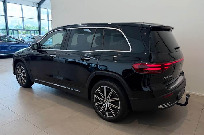Sort Mercedes EQB300 fra 2025