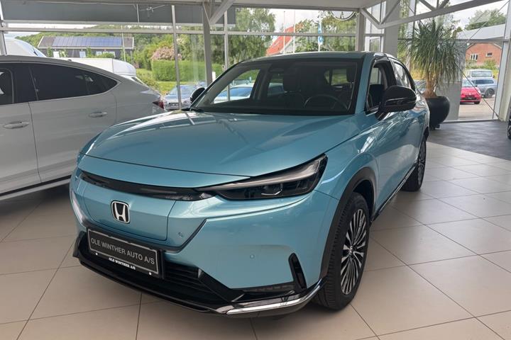 Blå Honda e:Ny1 fra 2023 set udefra