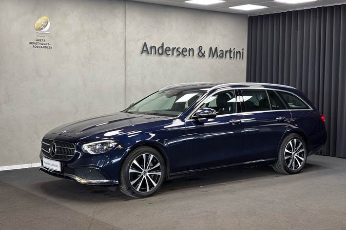 Blå Mercedes E300 e fra 2021