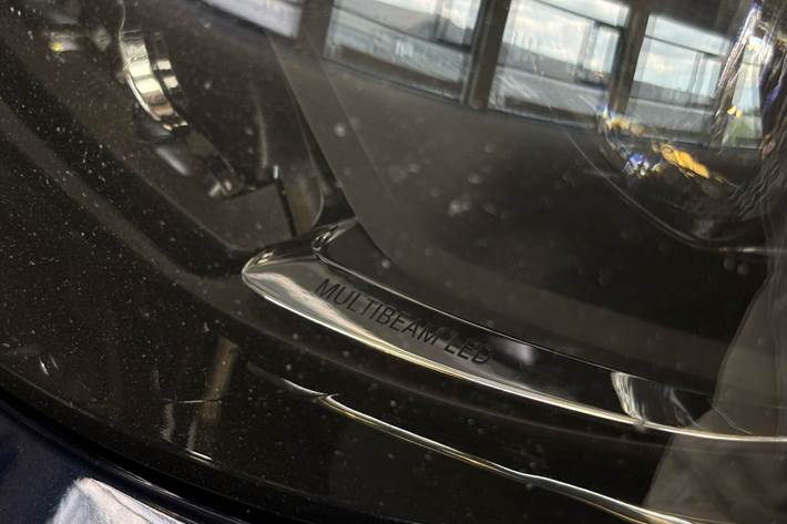 Blå Mercedes E300 e fra 2021