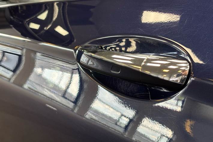 Blå Mercedes E300 e fra 2021