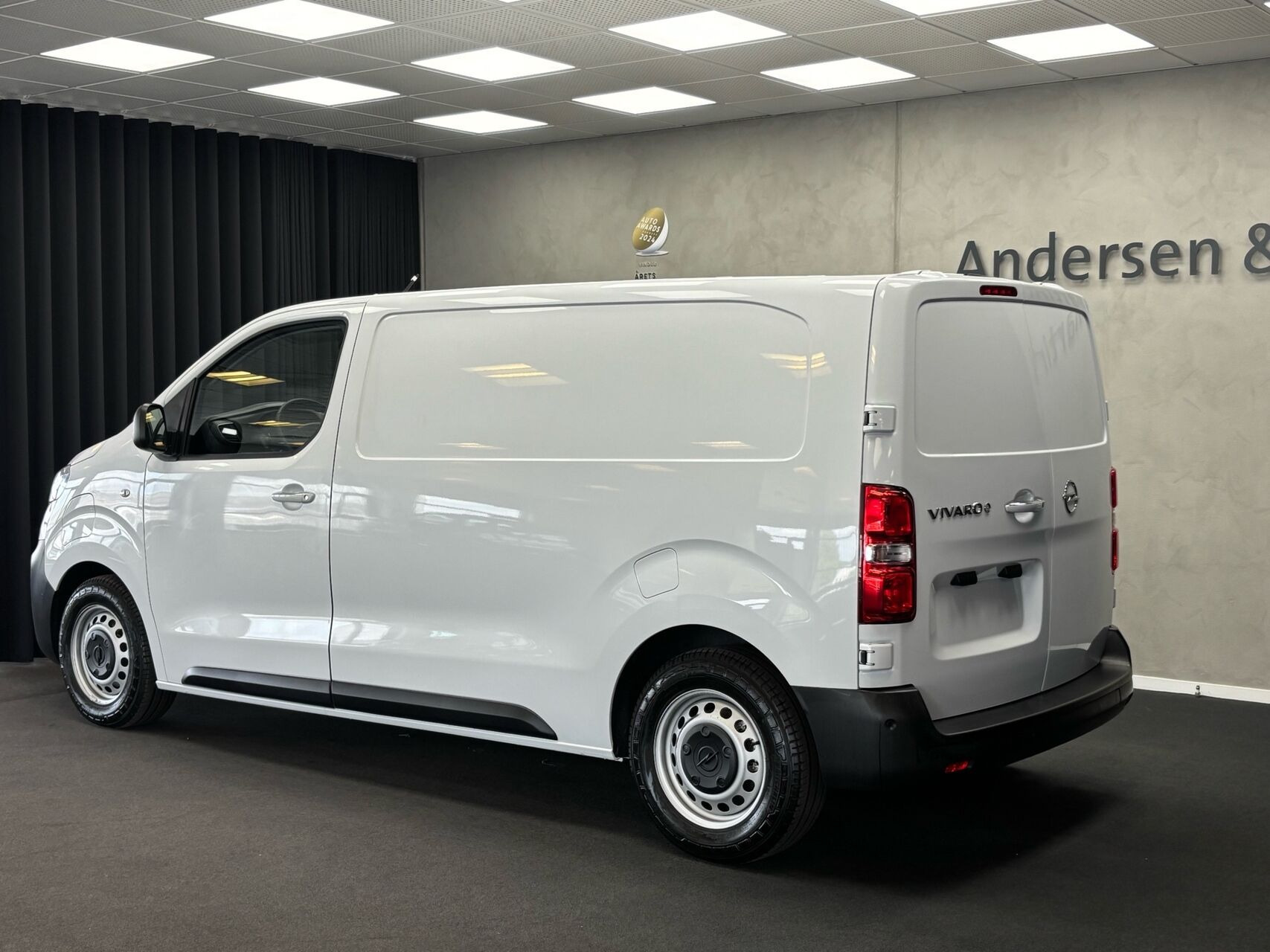Hvid Opel Vivaro-e fra 2023