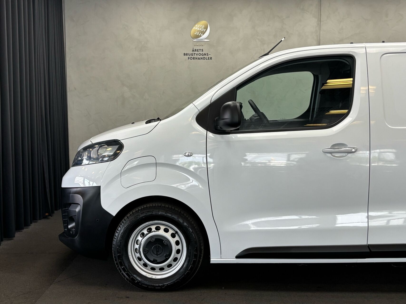 Hvid Opel Vivaro-e fra 2023