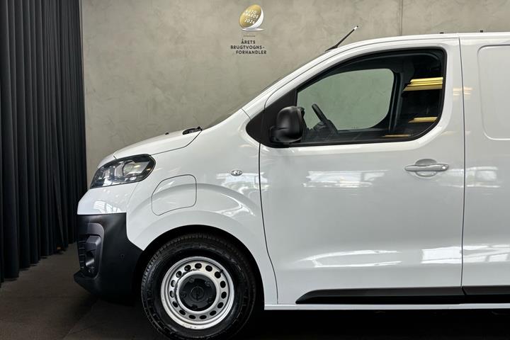 Hvid Opel Vivaro-e fra 2023