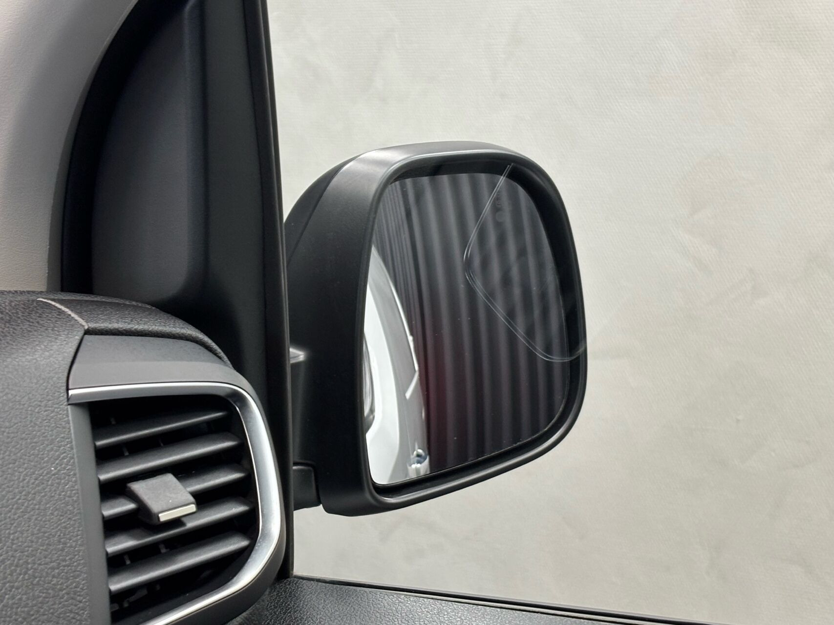 Hvid Opel Vivaro-e fra 2023