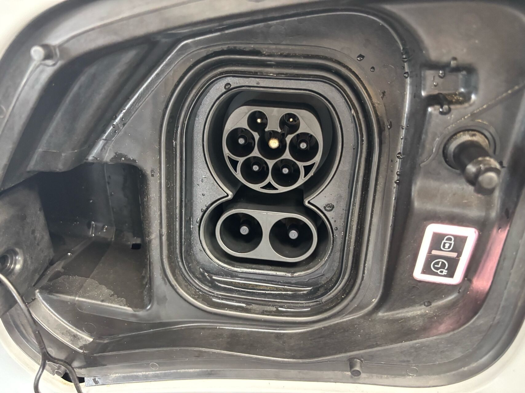 Hvid Opel Vivaro-e fra 2023