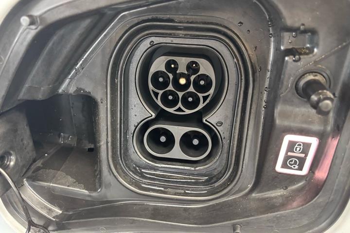 Hvid Opel Vivaro-e fra 2023