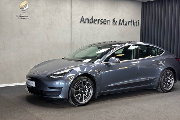 Grå Tesla Model 3 fra 2020