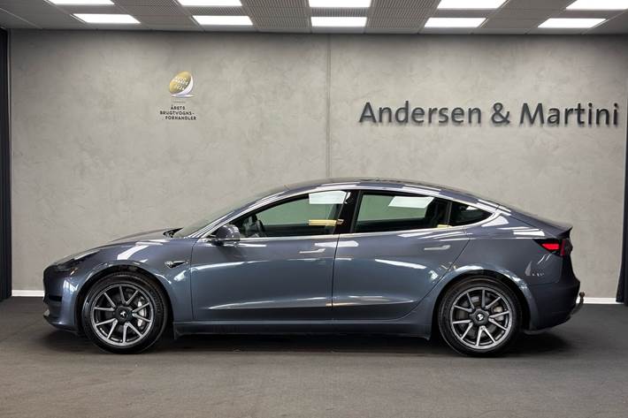 Grå Tesla Model 3 fra 2020