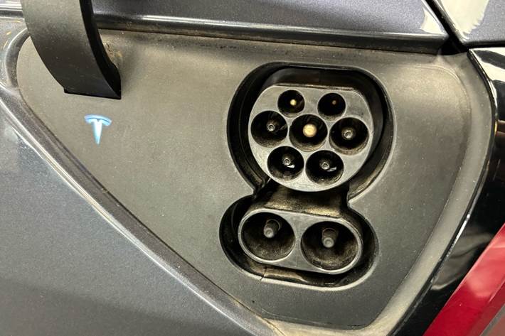 Grå Tesla Model 3 fra 2020