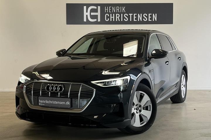 Sort Audi e-tron fra 2022 set udefra
