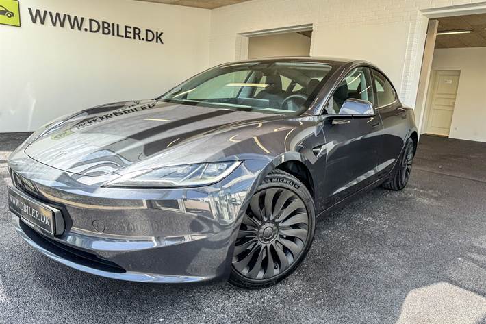 Grå Tesla Model 3 fra 2024