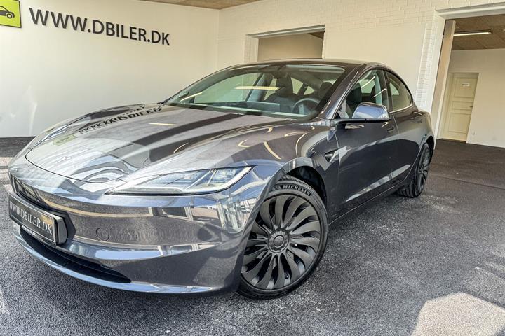 Grå Tesla Model 3 fra 2024 set udefra