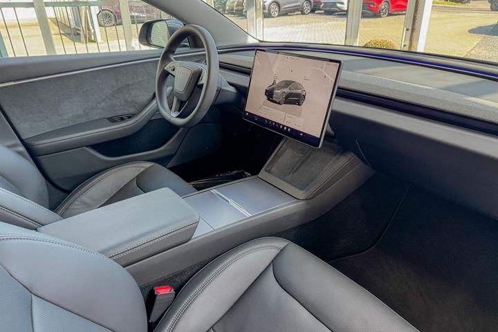 Grå Tesla Model 3 fra 2024
