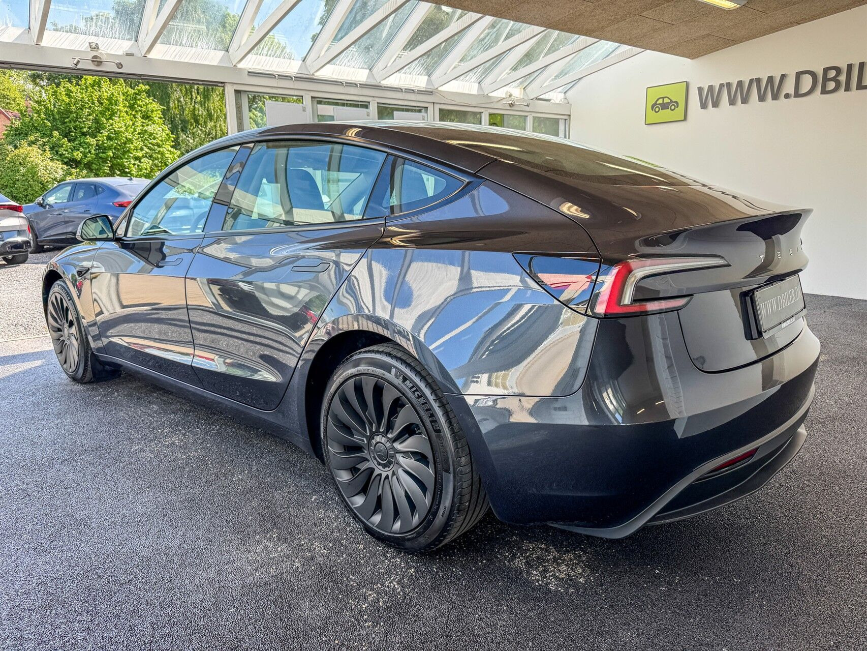 Grå Tesla Model 3 fra 2024