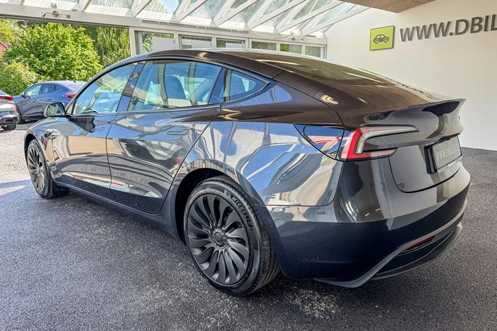 Grå Tesla Model 3 fra 2024