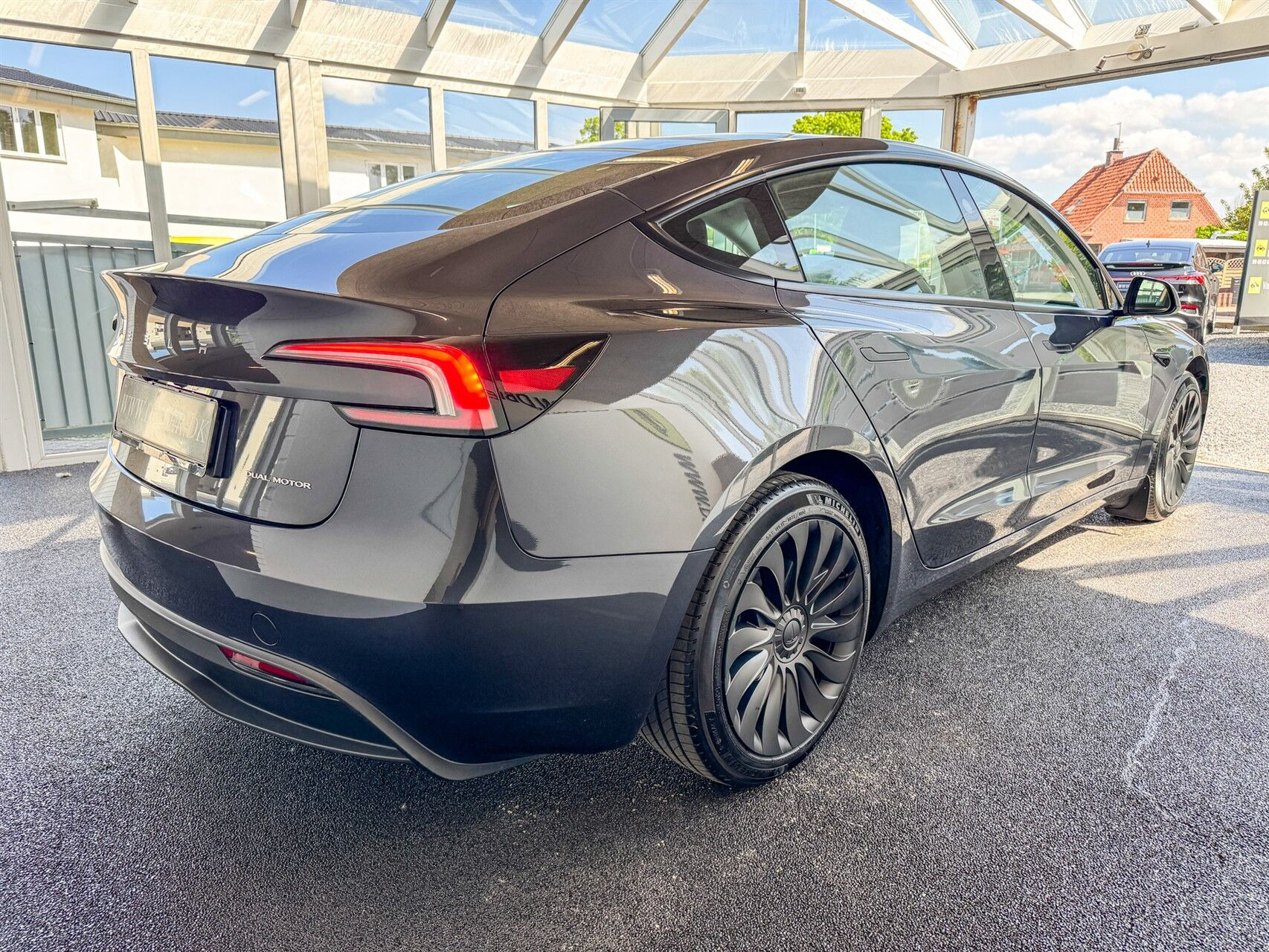 Grå Tesla Model 3 fra 2024