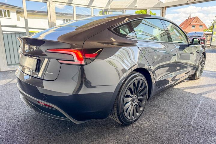 Grå Tesla Model 3 fra 2024