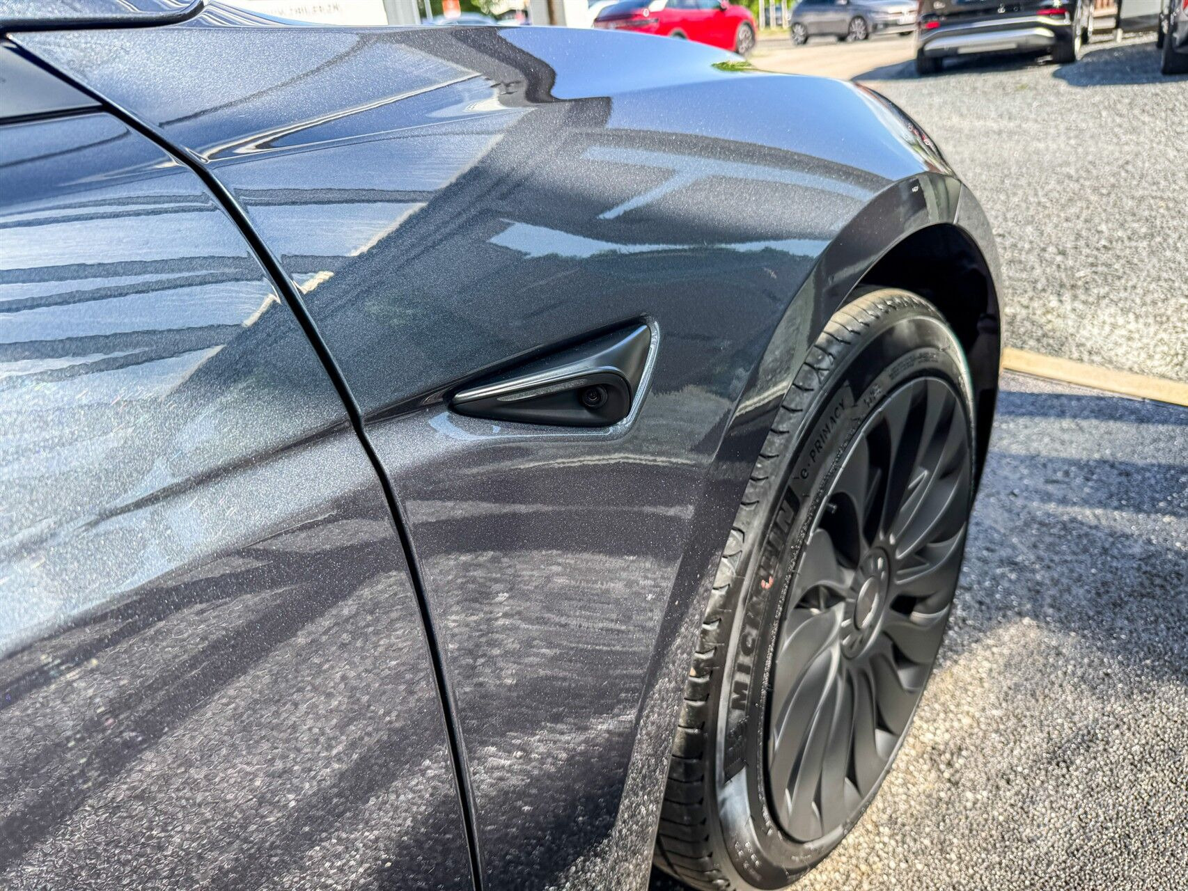 Grå Tesla Model 3 fra 2024