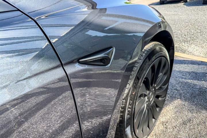 Grå Tesla Model 3 fra 2024