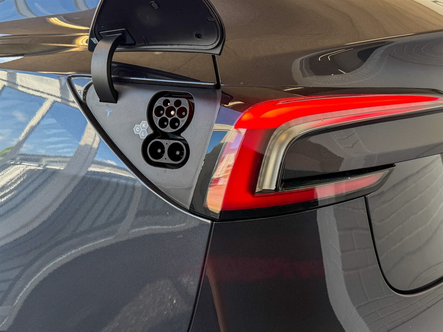 Grå Tesla Model 3 fra 2024