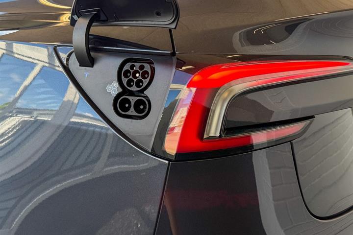 Grå Tesla Model 3 fra 2024