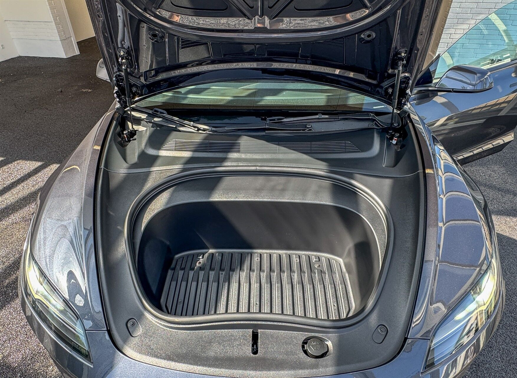Grå Tesla Model 3 fra 2024