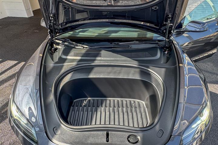 Grå Tesla Model 3 fra 2024