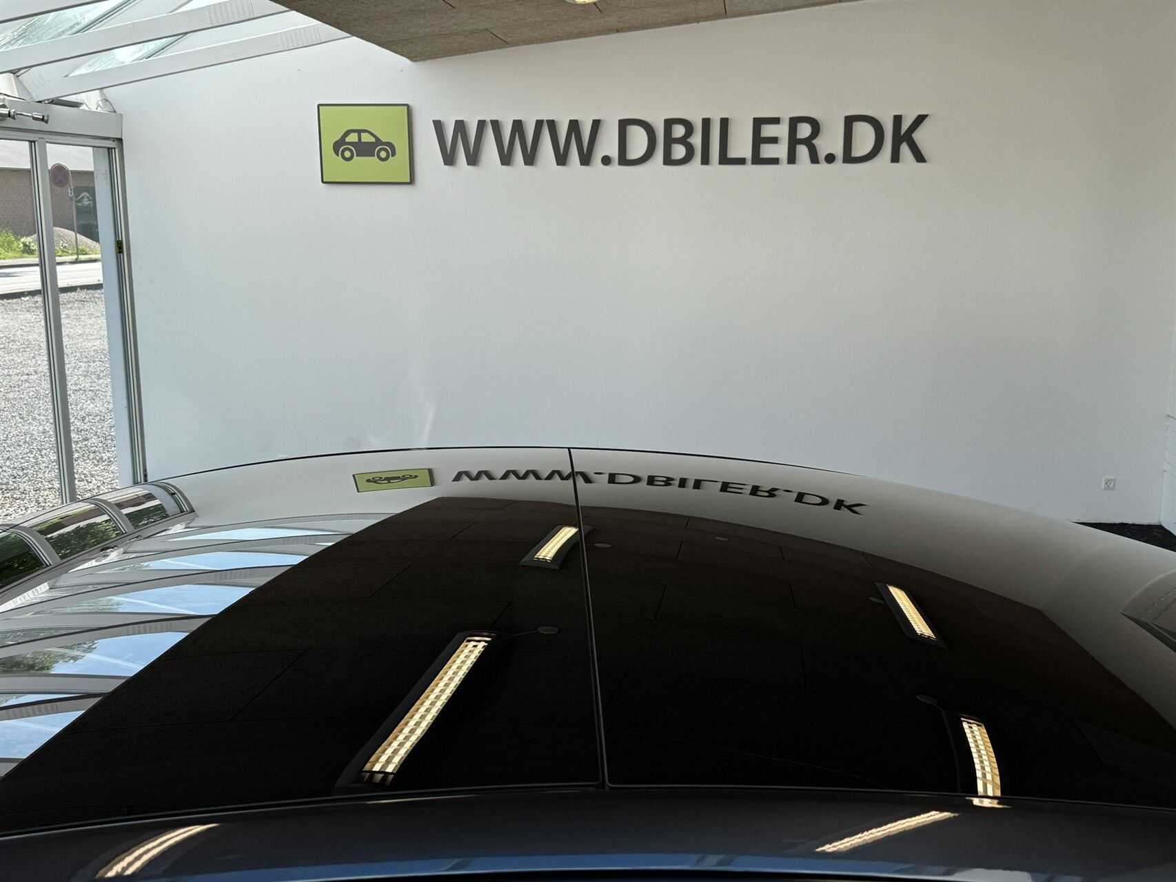 Grå Tesla Model 3 fra 2024