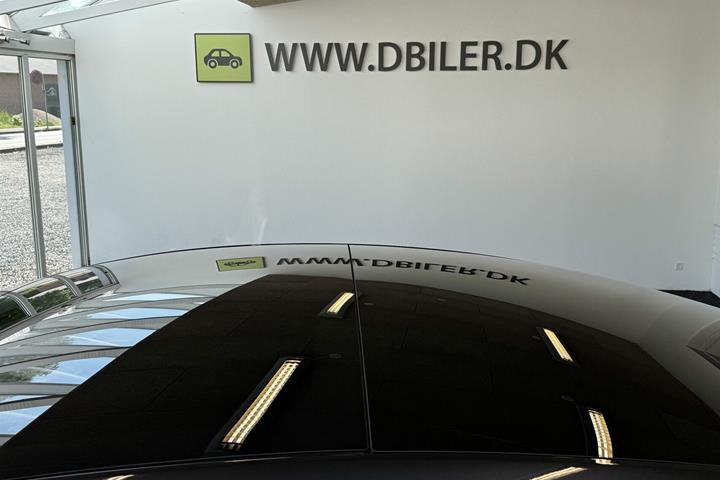 Grå Tesla Model 3 fra 2024