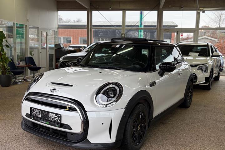Hvid Mini Cooper fra 2023 set udefra