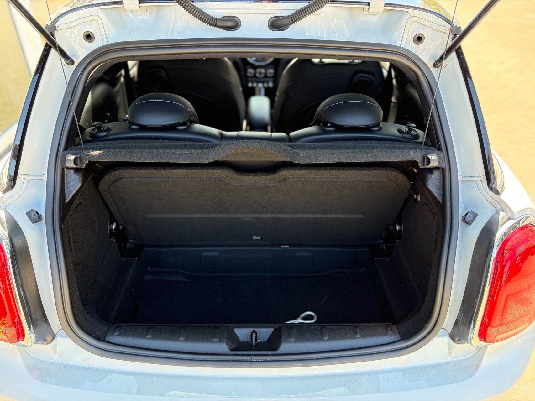 Hvid Mini Cooper fra 2023