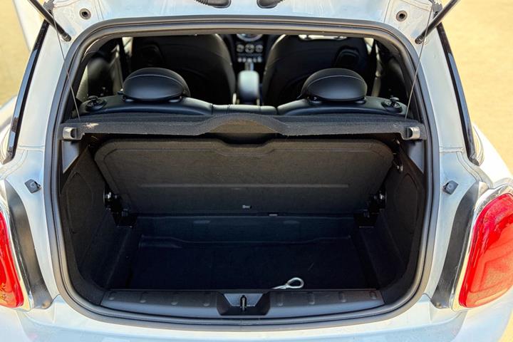 Hvid Mini Cooper fra 2023