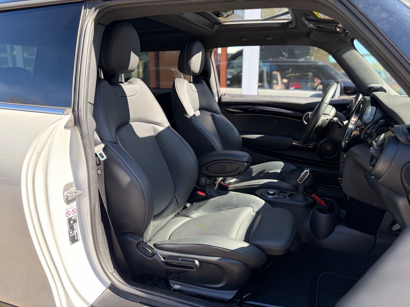 Hvid Mini Cooper fra 2023