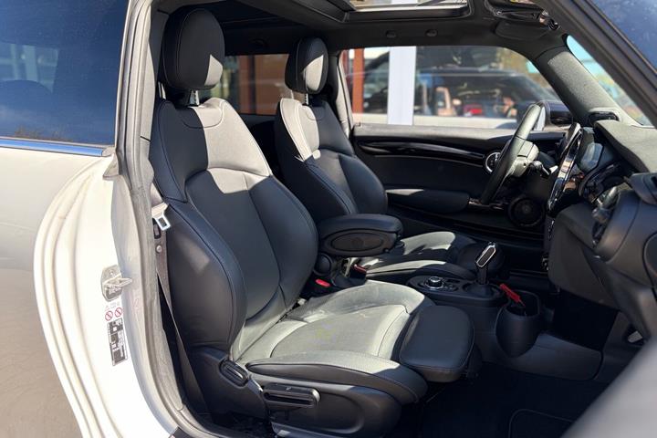 Hvid Mini Cooper fra 2023