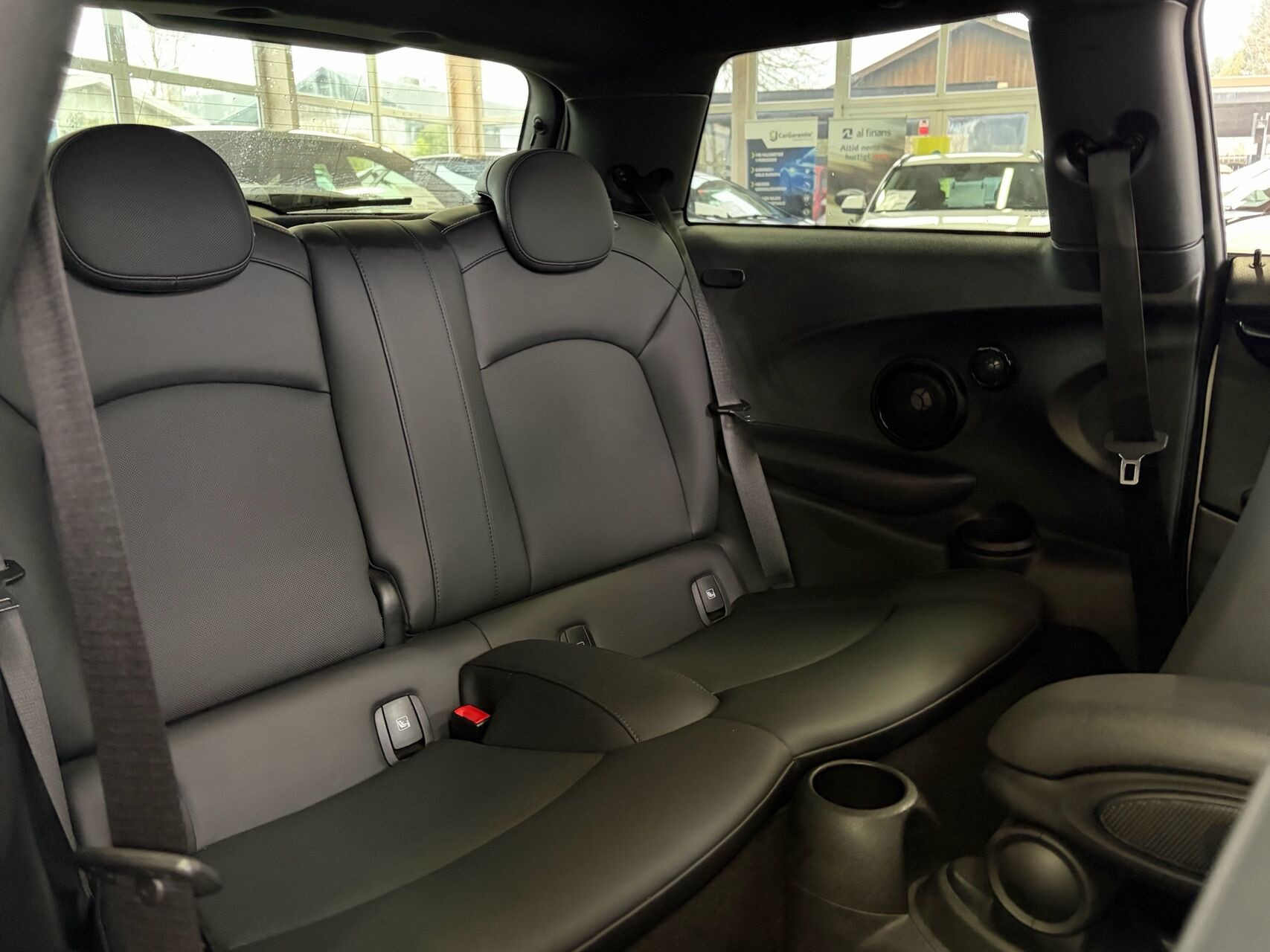 Hvid Mini Cooper fra 2023