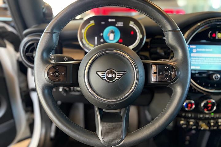 Hvid Mini Cooper fra 2023