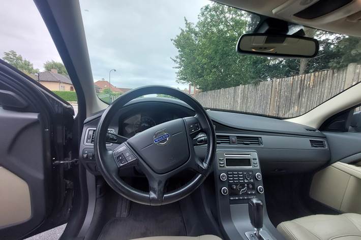 Grå Volvo V70 fra 2011