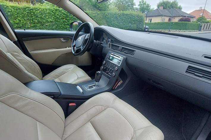 Grå Volvo V70 fra 2011